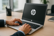 una persona usando notebook HP ProBook 430 G7 